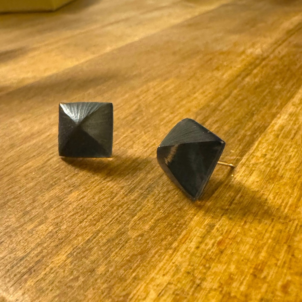 Alexis Bittar pyramid post lucite earring in black